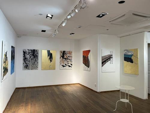 utställning med titeln Glömska Jag föddes i Aleppo i Syrien exhibition